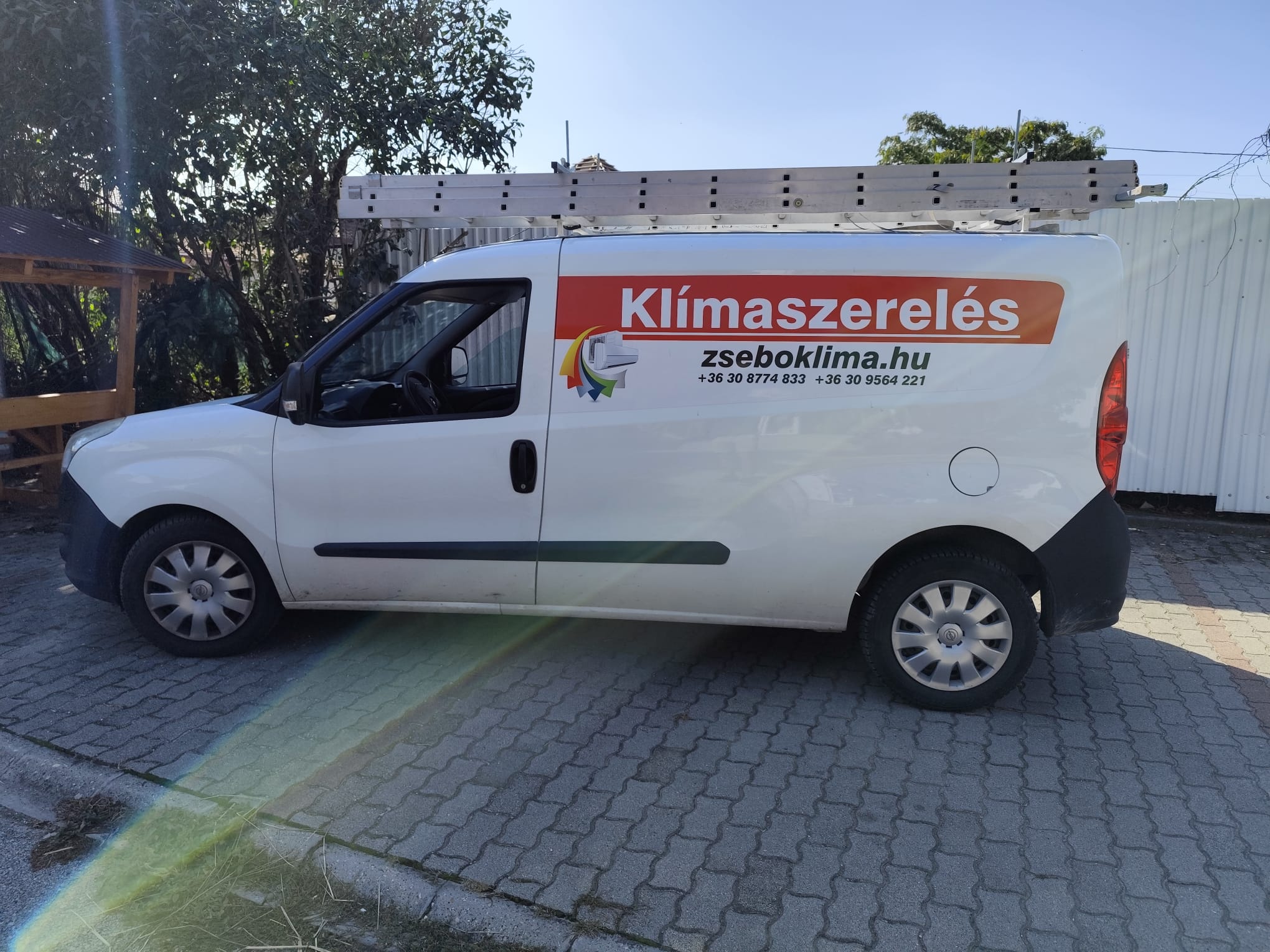 A Zsebő Klíma családi vállalkozás feliratozott szerelőautója