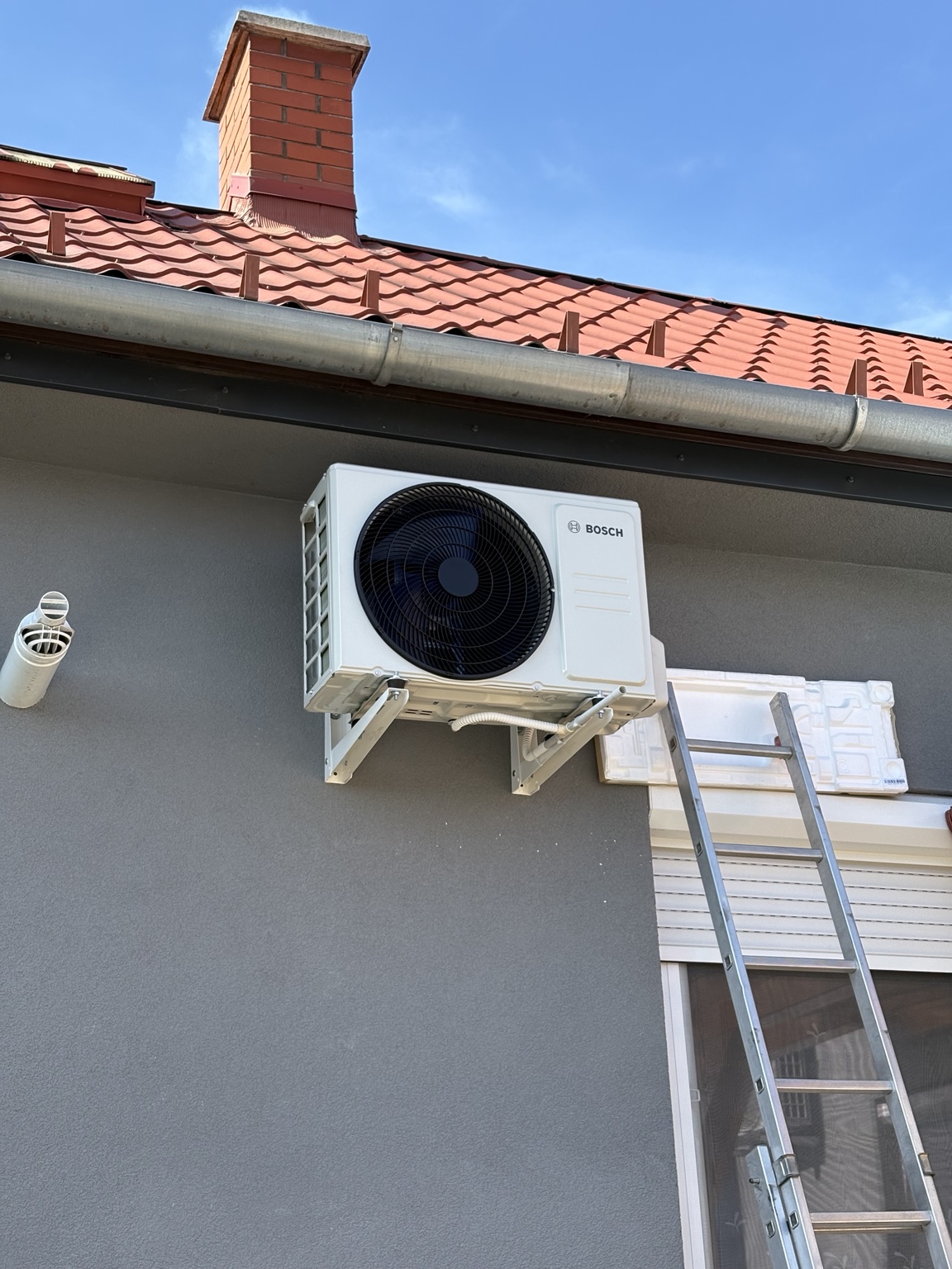 Bosch kültéri klímaegység családi ház homlokzatán